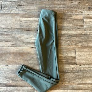 Textured green leggings